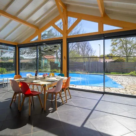 With Private Pool On The Shores Of 莱昂