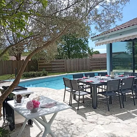 With Private Pool On The Shores Of 度假居